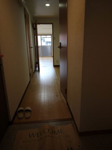 玄関　この写真の反転です。