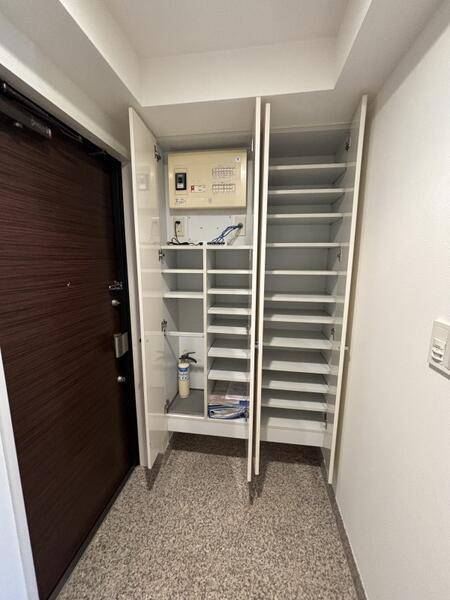 玄関　広い玄関スペース