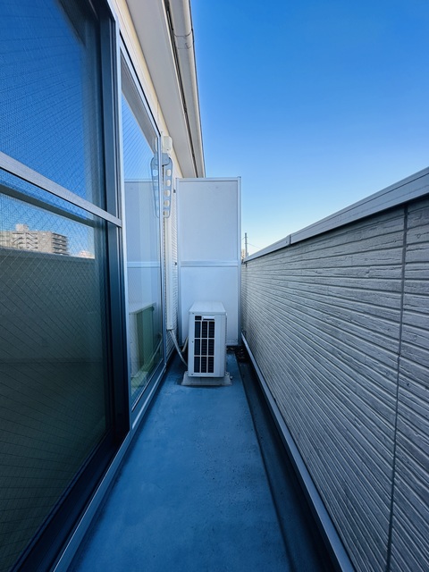 バルコニー　お天気のいい日は洗濯物も気持ちよく干せますね！※別部屋写真