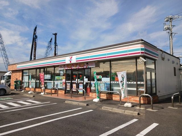 コンビニ　セブンイレブン寺家町店（コンビニ）まで500m