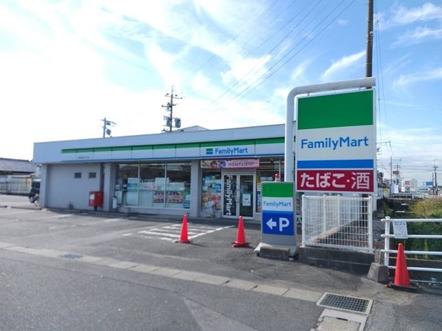 コンビニ　ファミリーマート寺家五丁目店（コンビニ）まで300m