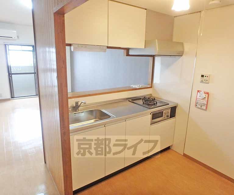 キッチン　壁に向かわず炊事ができます