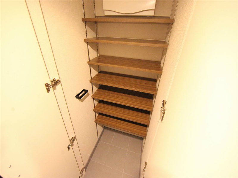 玄関　玄関　シューズクローク（収納充実してます）