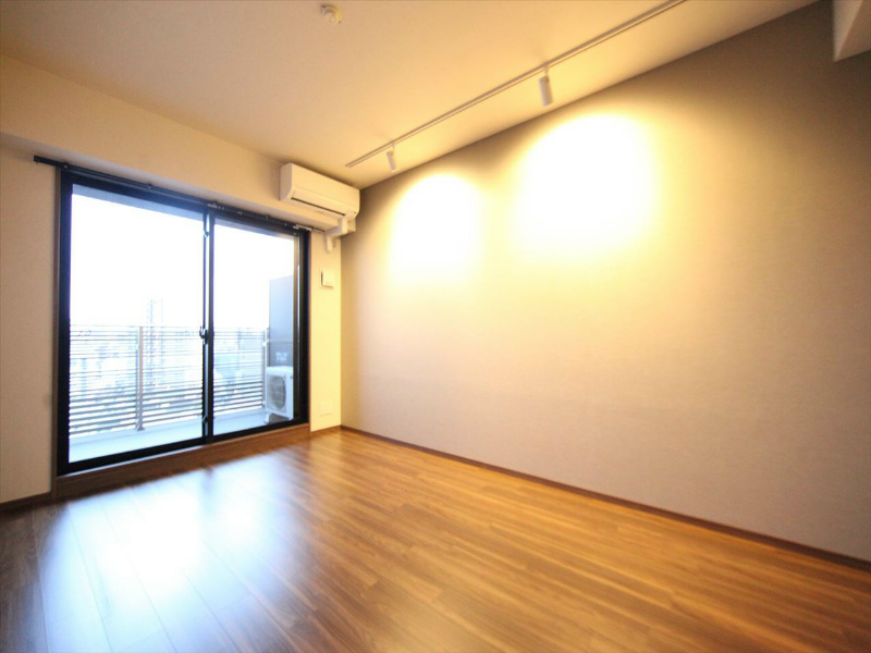 居室・リビング　洋室9帖　エアコン完備　南面バルコニー