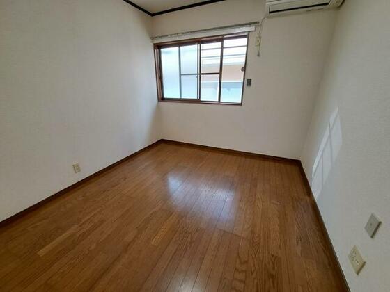 居室・リビング　室内掲載写真は同建物の他の部屋のものです。