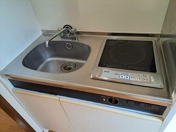 キッチン　室内掲載写真は同建物の他の部屋のものです。