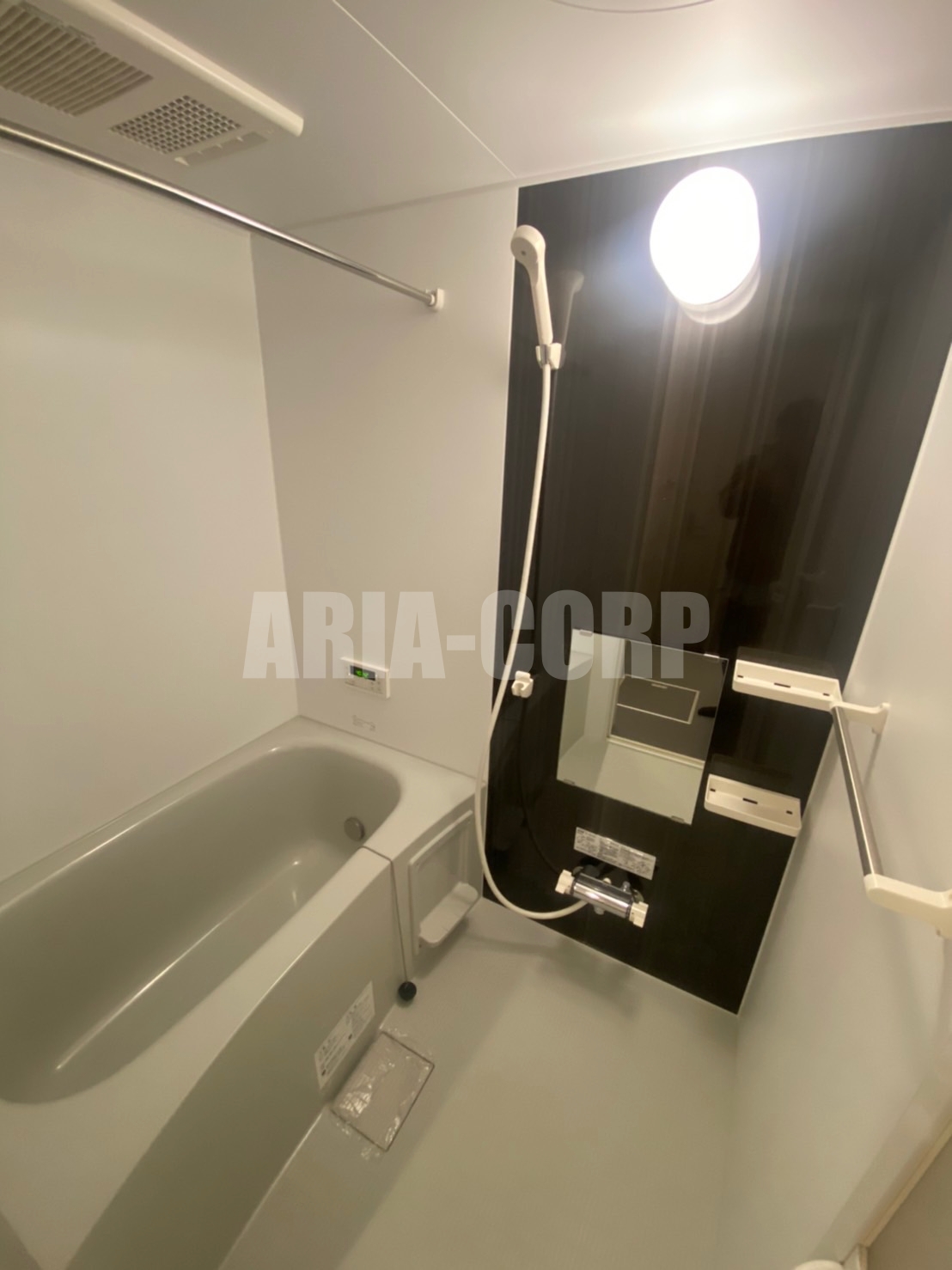 バス・シャワールーム　追い焚き機能付。カラーパネル採用でお洒落なバスルームです♪