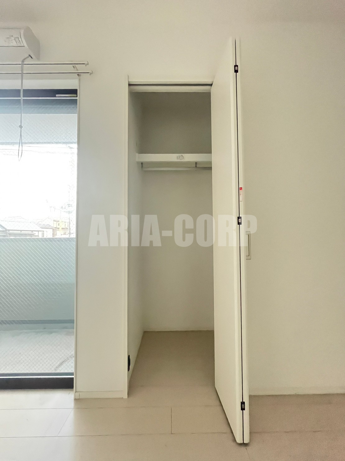 収納　クローゼット。上部には便利な棚がございます！