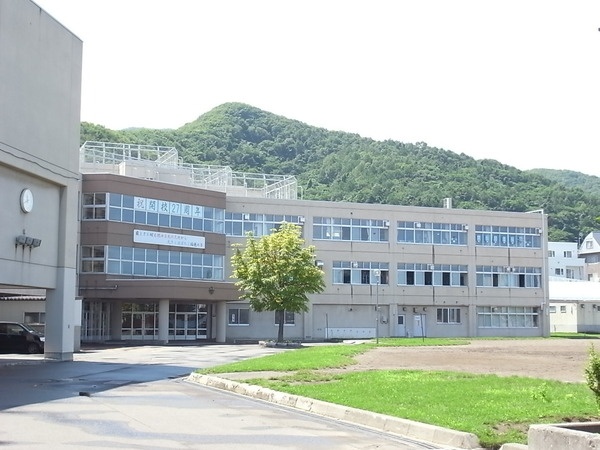 小学校　札幌市立稲穂小学校（小学校）まで206m