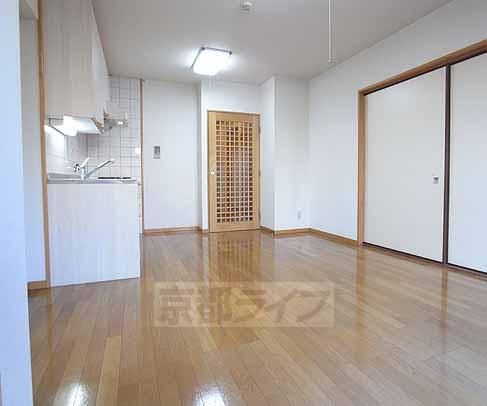 洗面設備　シャンプードレッサ付きの独立洗面台です。