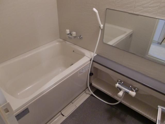 バス・シャワールーム　大き目のお風呂で追い焚きも完備。