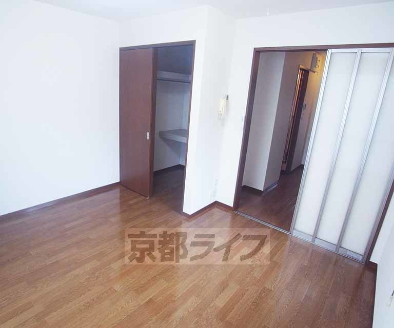 居室・リビング　清潔感のある洋室です。