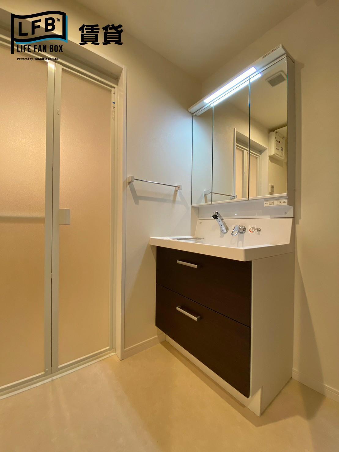 洗面設備　※同間取り503号室の室内写真です。壁紙や床の色、仕様が異な