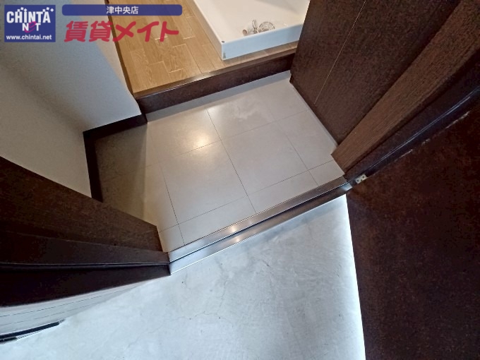 玄関　同じ物件、別部屋の写真です