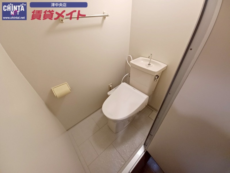 トイレ　同じ物件、別部屋の写真です