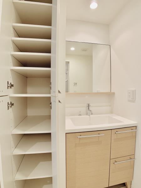 洗面設備　明るい洗面所です