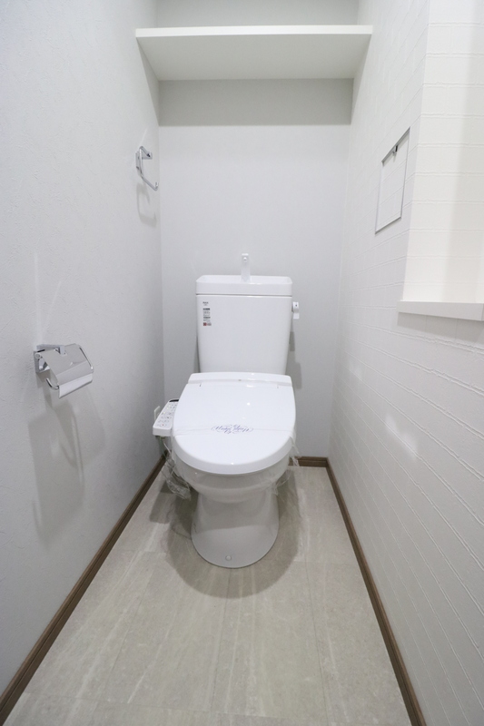 トイレ　落ち着いた色調のトイレです