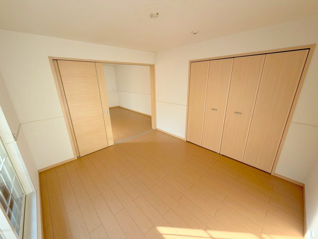 その他部屋・スペース　ゆとりのあるベッドルームで快適な睡眠をとってくださいね。