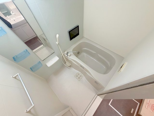 バス・シャワールーム　広めのお風呂は一日の疲れを癒してくれます。