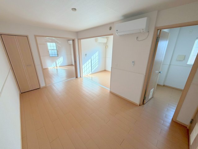 居室・リビング　明るく広々としたリビングです。