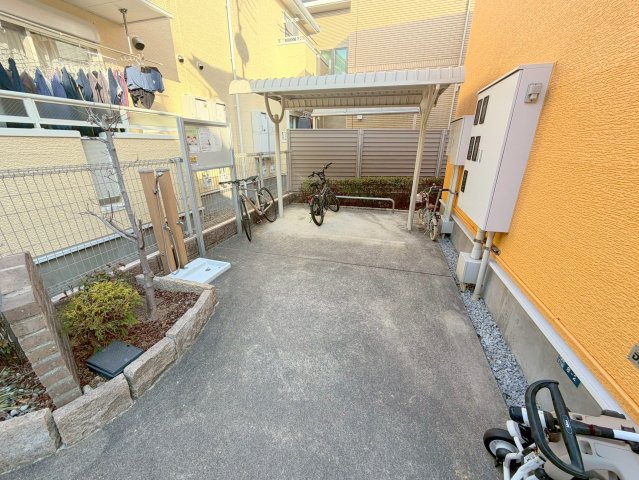 駐車場　敷地内には入居者専用の駐輪スペースもあります。