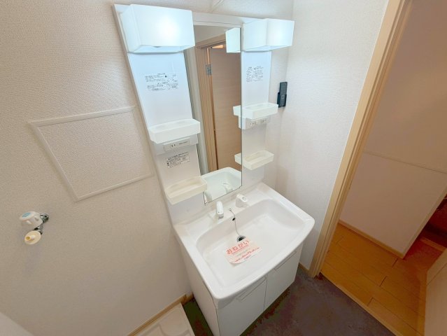 洗面設備　身支度が出来る独立洗面台です。