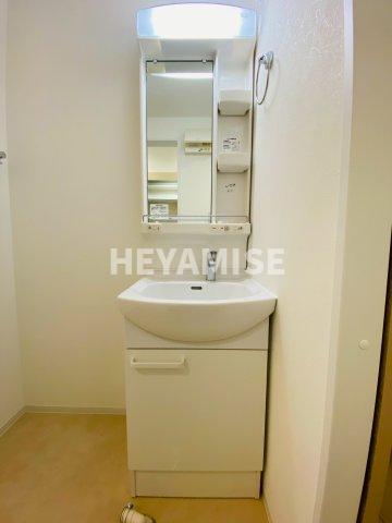 洗面設備　建築途中のお部屋の写真となります。