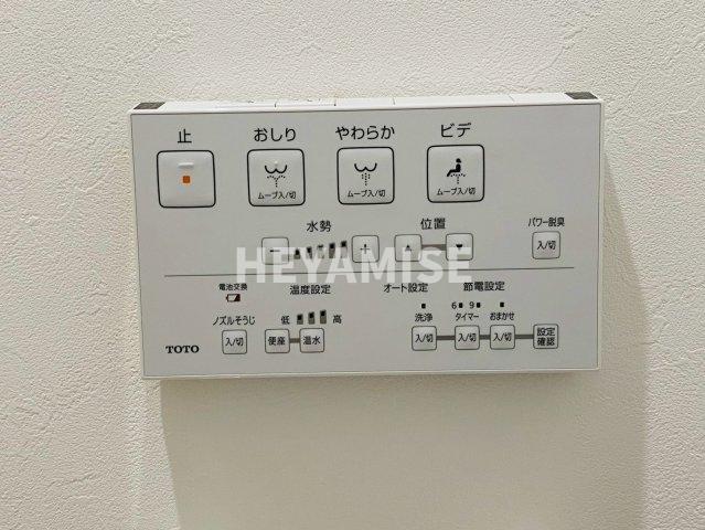 玄関　建築途中のお部屋の写真となります。