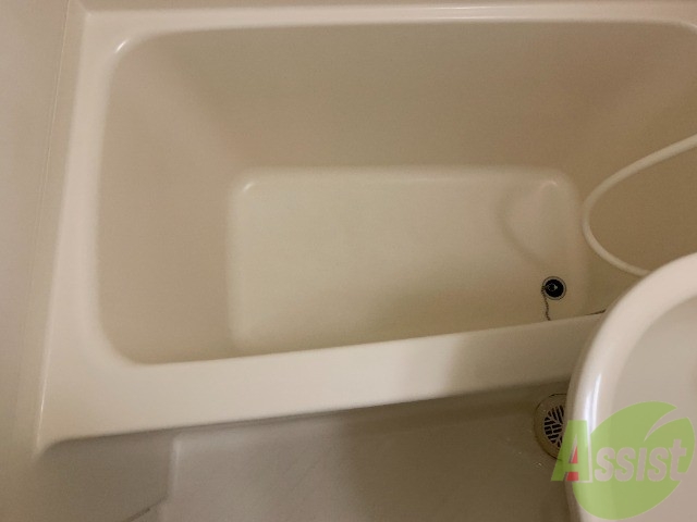 バス・シャワールーム　バスルームは狭すぎず、シャワーも浴びやすそうです。