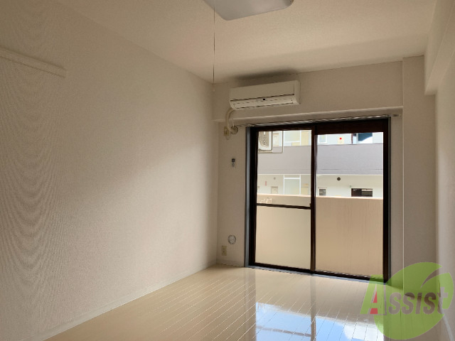 居室・リビング　７帖の洋室です。広々として、きれいですね。