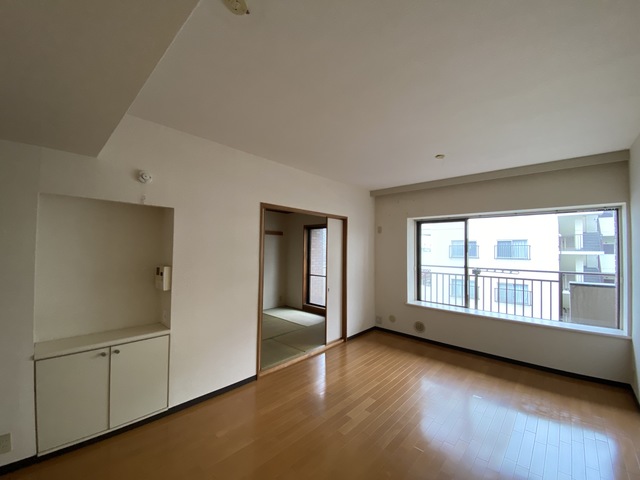 居室・リビング　大きな窓で明るいリビング