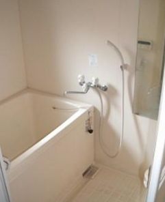 バス・シャワールーム　コンパクトで使いやすいお風呂です