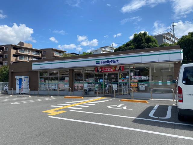 コンビニ　ファミリーマート　近鉄学園前駅店（コンビニ）まで489m