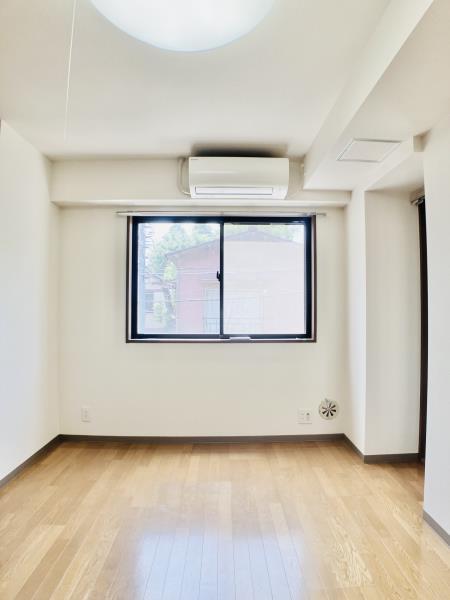 居室・リビング　こちらのリビングで趣味の時間をお楽しみください