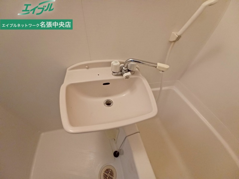 洗面設備　別部屋参考写真です。