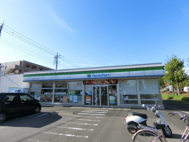 コンビニ　ファミリーマート（コンビニ）まで560m