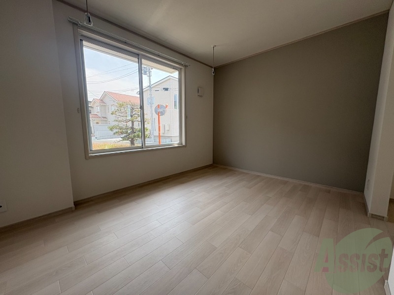 居室・リビング　南向きの大きめの窓から日差しがたっぷり入る明るいお部屋です。