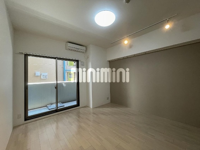 居室・リビング　白を基調とした明るい雰囲気のお部屋です。