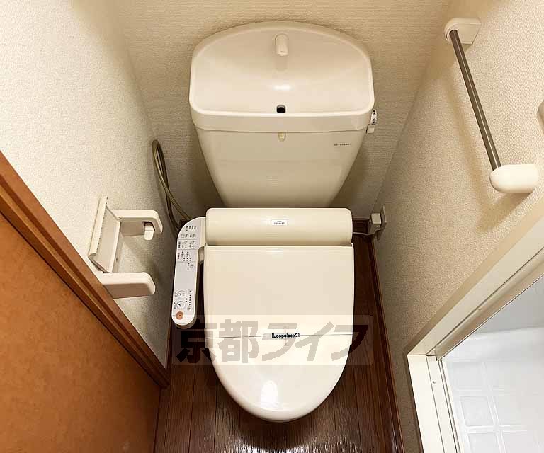 トイレ　ウォシュレット付が嬉しいですね。