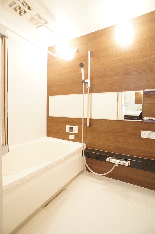 バス・シャワールーム　設備充実のバスルーム