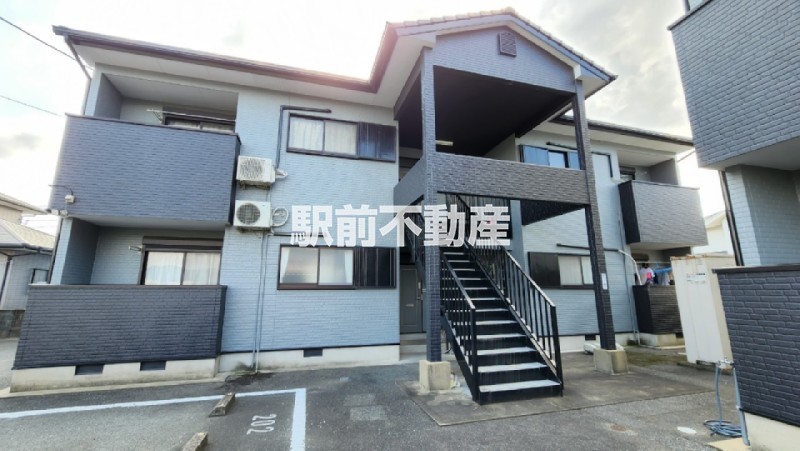 建物外観　２階建ての物件です