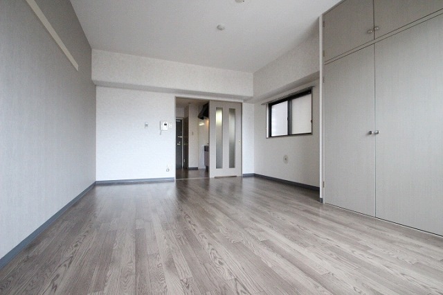 居室・リビング　同物件、別号室のものです。