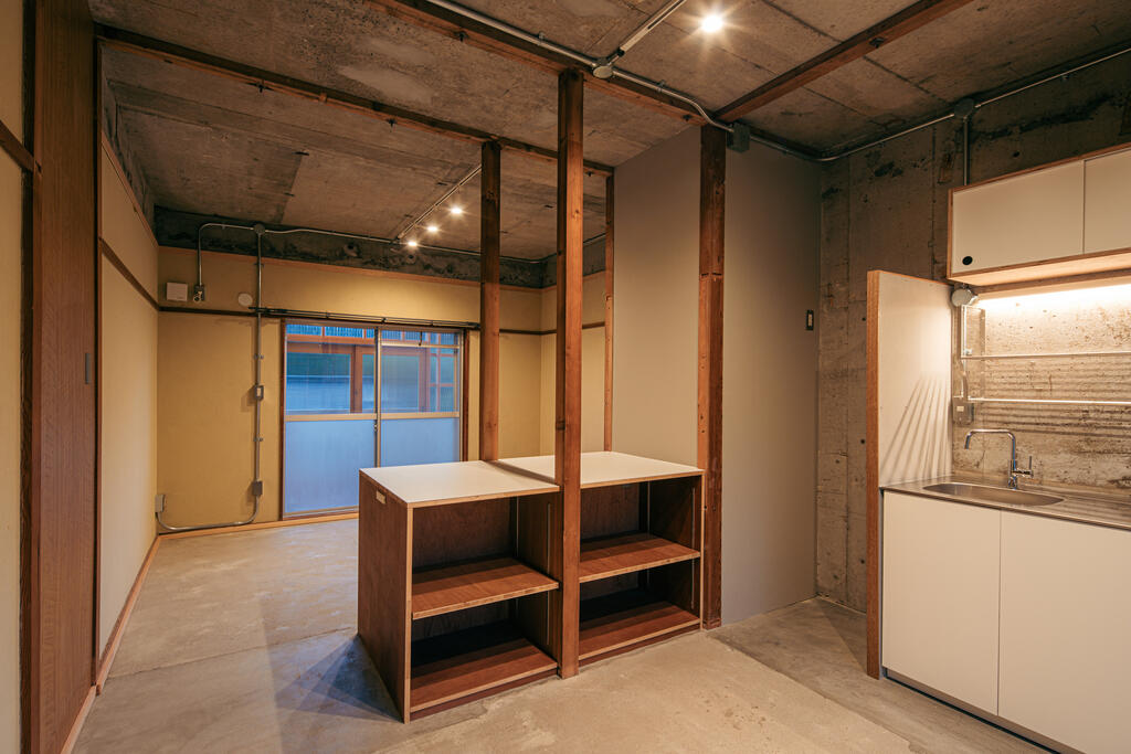 キッチン　ダイニングにはカウンターがあり配膳の際に便利です