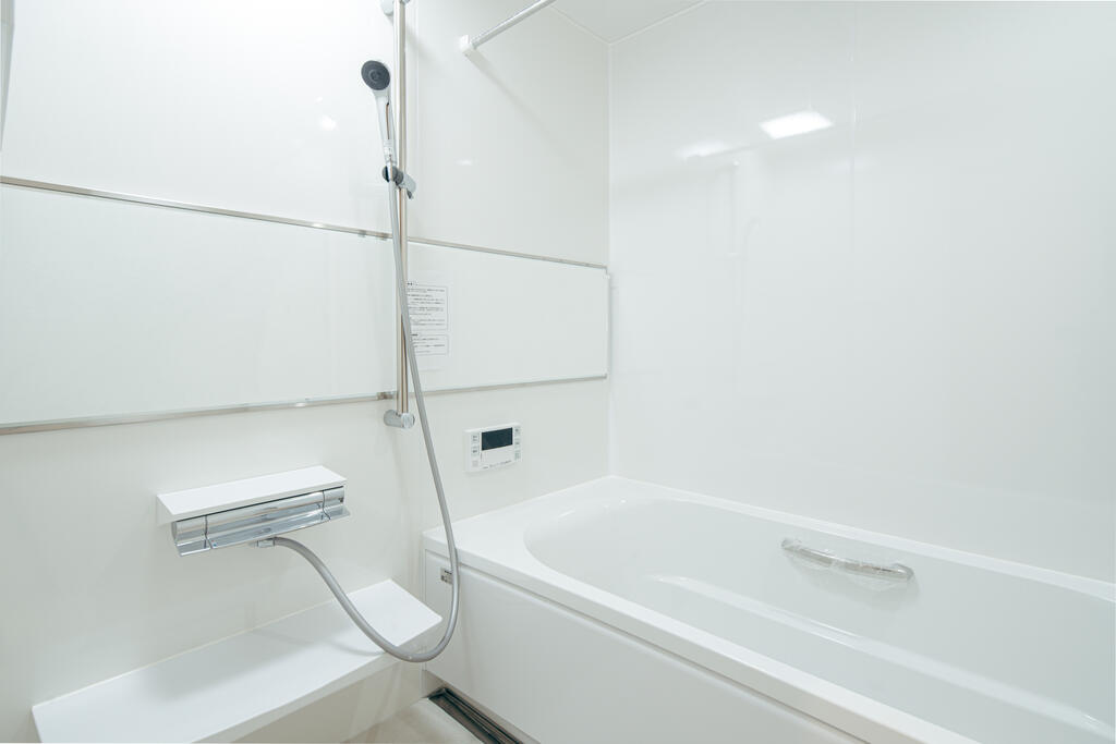 バス・シャワールーム　真っ白な清潔感ばっちりの浴室
