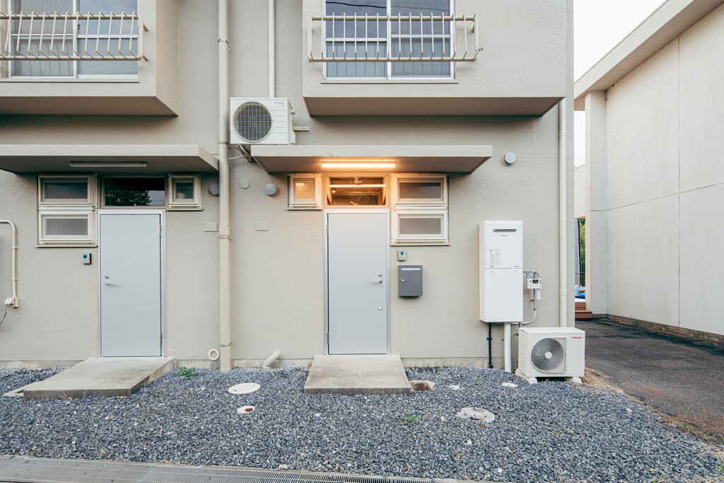 建物外観　玄関を開けると水廻り設備がありLDは2階にあります