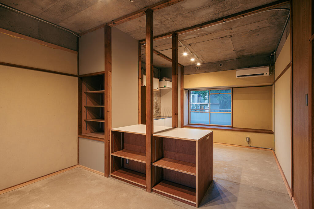 居室・リビング　キッチンカウンターとしても使える棚はリビング側も収納です