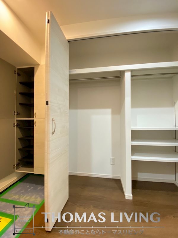 収納　玄関横壁一面に大容量の収納付き！