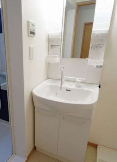 洗面設備　独立洗面台、小物を置くことができて便利です