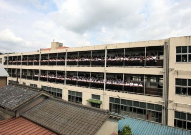 中学校　岡山市立石井中学校（中学校）まで965m