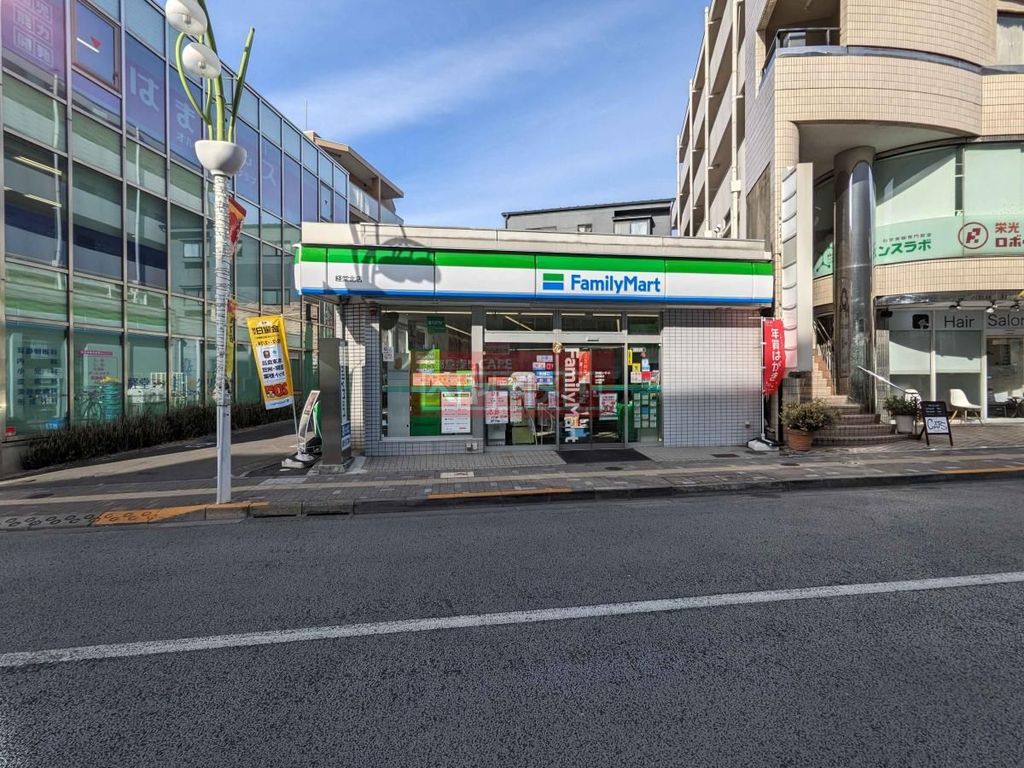 コンビニ　ファミリーマート経堂北店（コンビニ）まで860m